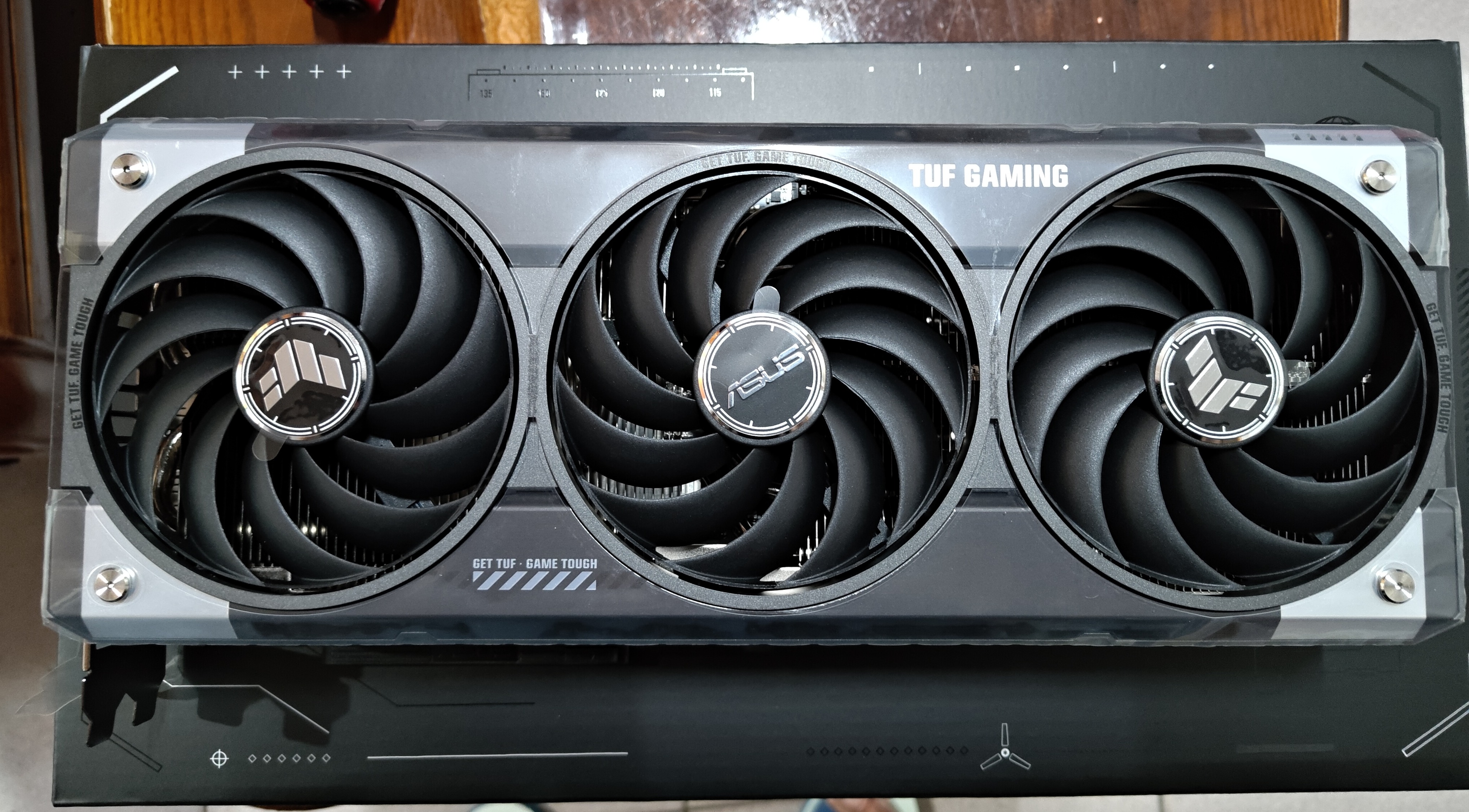 ASUS TUF RTX 5070 Ti 顯示卡包裝實拍